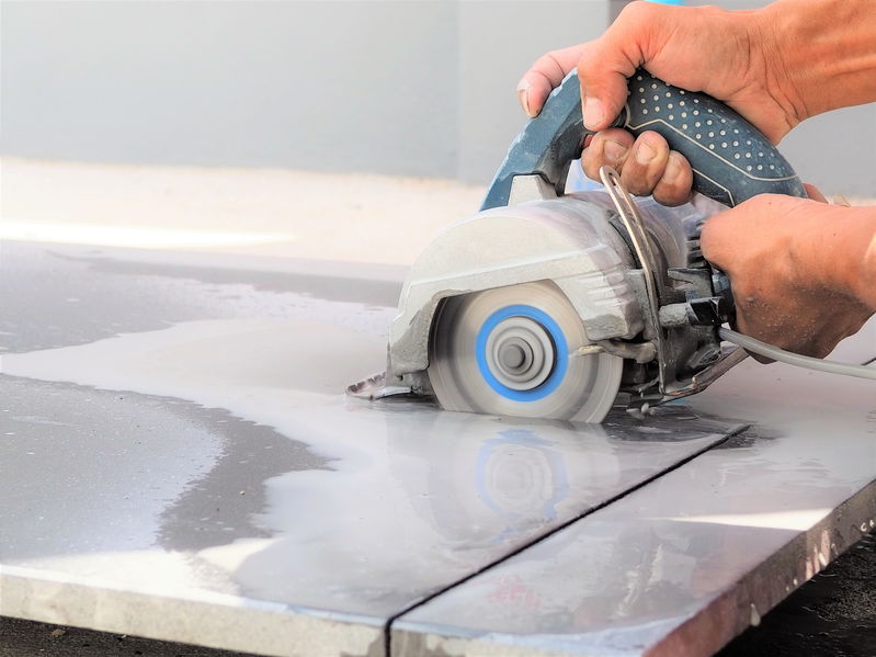 Handheld wet saw